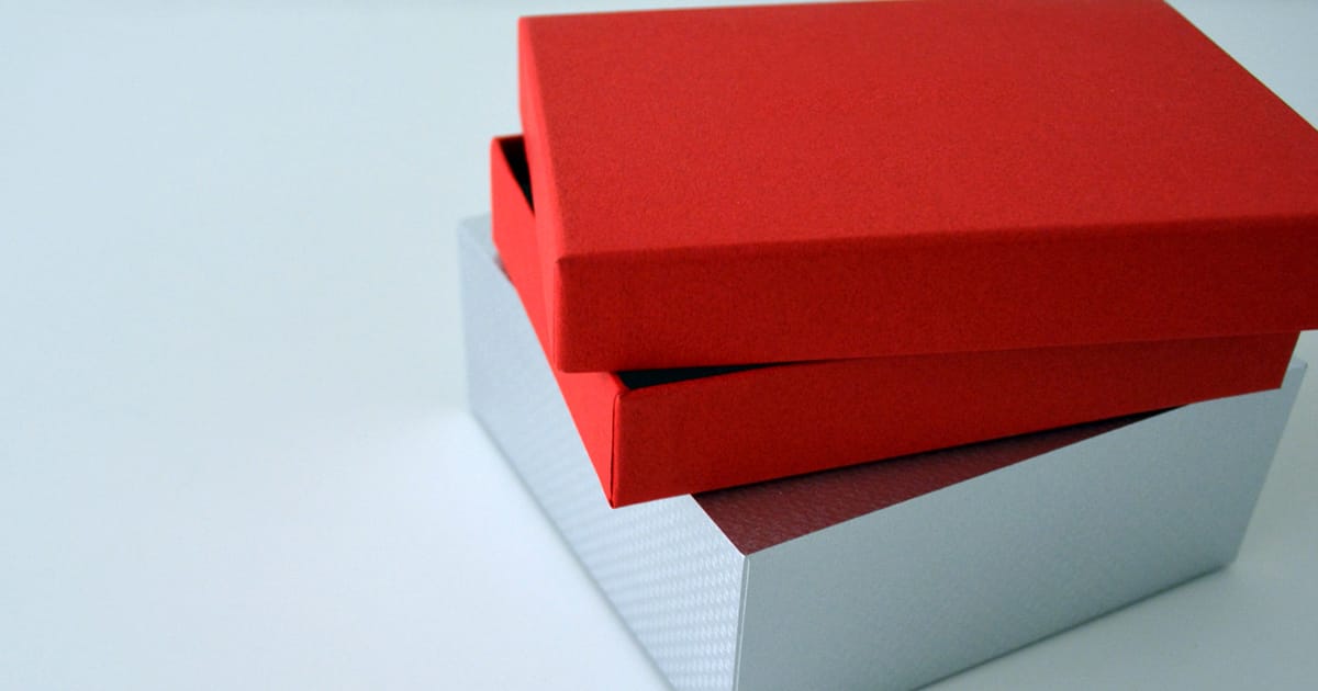 【意匠】「これが紙の箱？」と言いたくなる。高級感と重厚感を演出する「ダブルVカット貼り箱」とは？