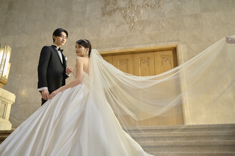 ブライダリウム ミュー_新郎が新婦の手を取っている