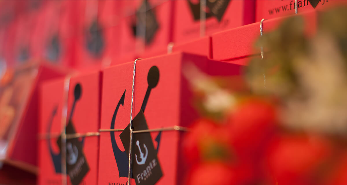 TANT(N-52)が使用されているFrantzの赤いパッケージが並んでいる_