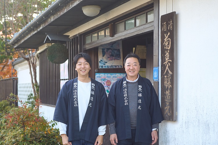 菊美人酒造_十代目・江﨑隆一郎専務(左)、九代目・江﨑俊介社長(右)