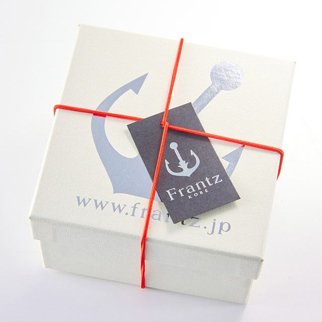 Frantzの白いパッケージ。用紙にTANT(O-61)が使用されている。