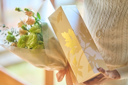 菊美人酒造「移ひ菊」パッケージ_花を贈るように