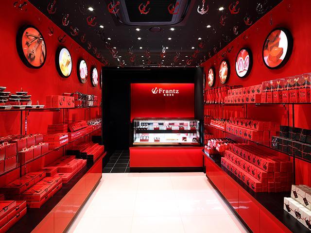 Frantzのショップ内装。店舗の内装もフランツレッドを基調とした空間になっている。