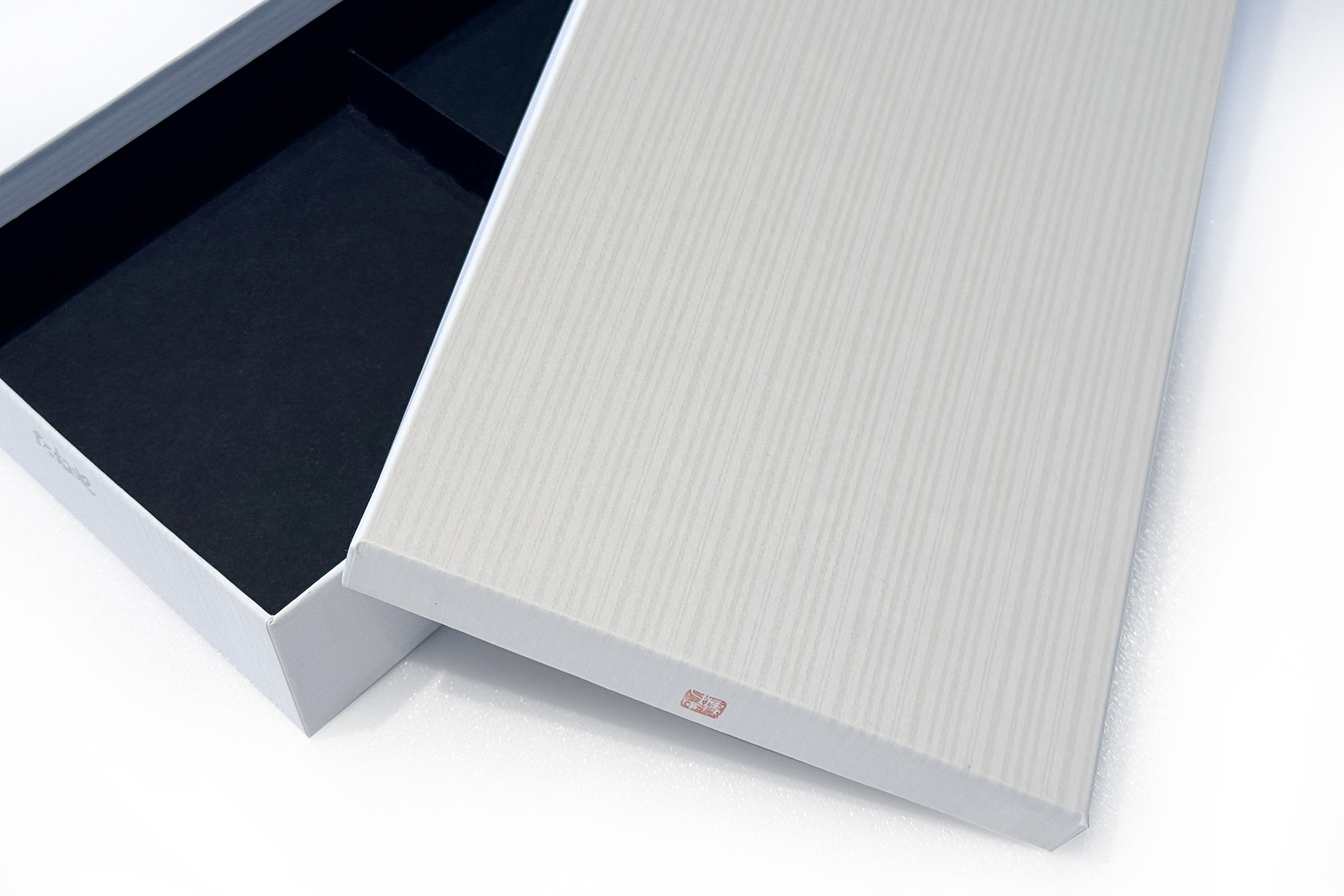 たねや和菓子箱の新しいパッケージ。（バガスシュガーF使用・パール印刷）